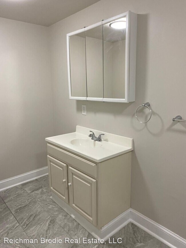 Building Photo - 3 br, 2 bath House - 280 Davenport Ave