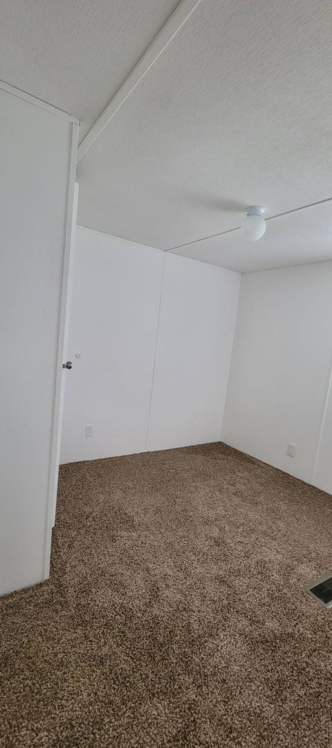 Building Photo - Ready to Move in