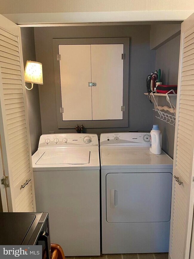 Building Photo - 107 Oak Terrace