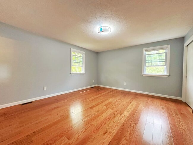 Building Photo - 10 Friar Tuck Ln