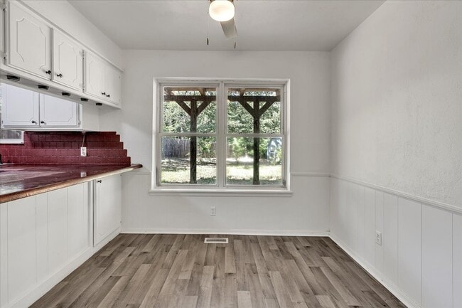 Building Photo - 9710 N Oak Cliff Dr
