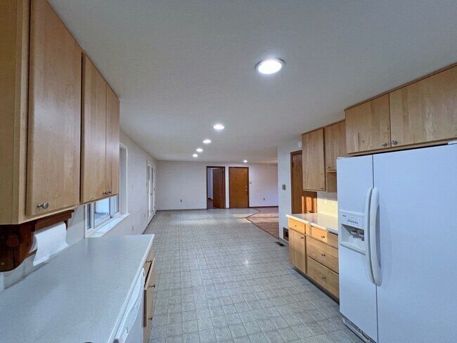 Building Photo - Rental ranch rambler - 3 bed, 2.5 bath, 2 ...