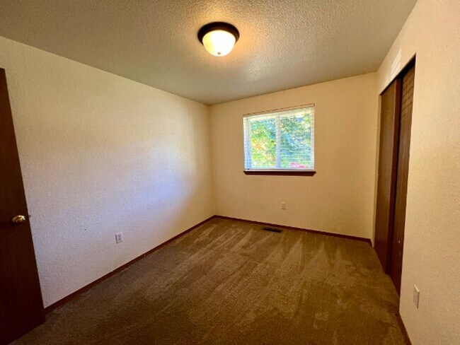Building Photo - PENDING APPLICATION; 3 BD w/ Vaulted Ceiling