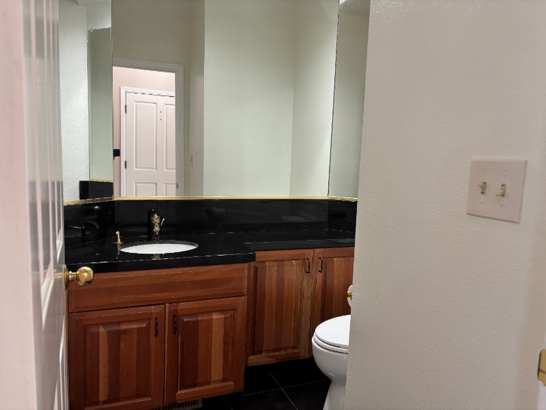 Building Photo - 242 N San Pedro Rd