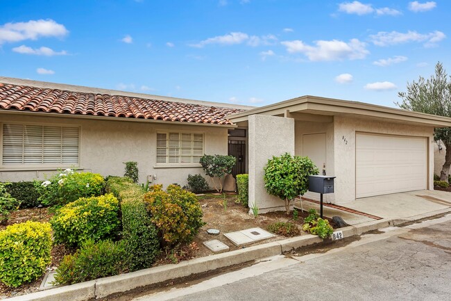 Primary Photo - Gorgeous 2 bedroom, 2 bath in the hills ab...