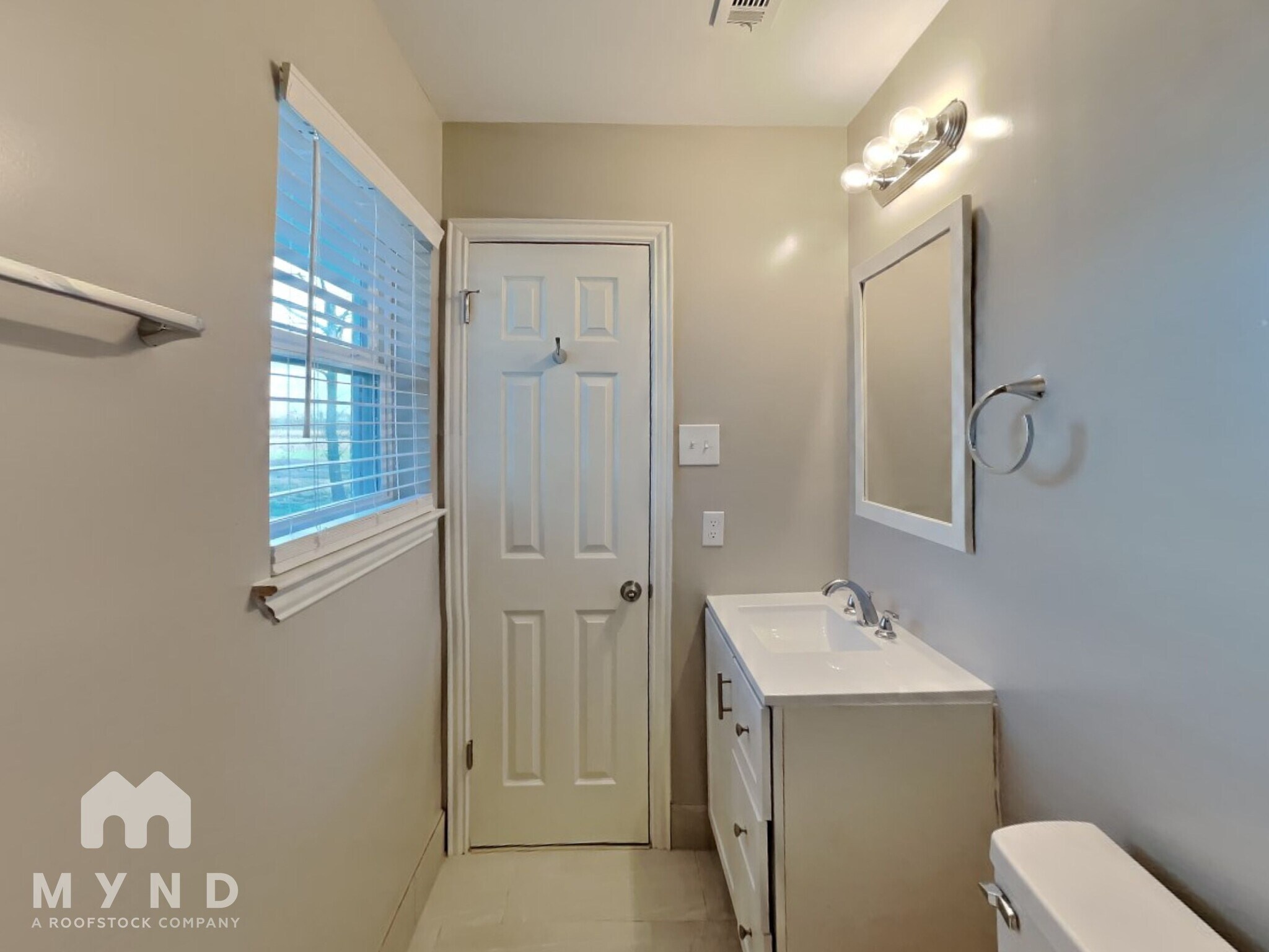 Building Photo - 204 E Ave C