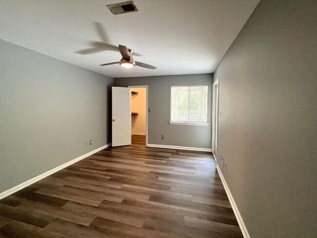 Building Photo - Freshly Updated Condo!