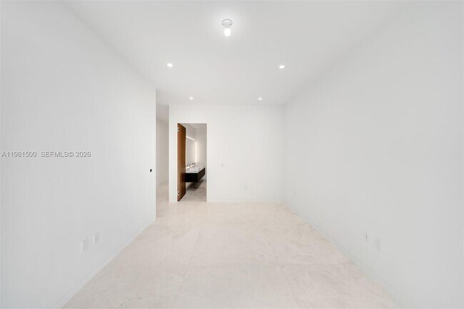 Building Photo - 5 Grove Isle Dr