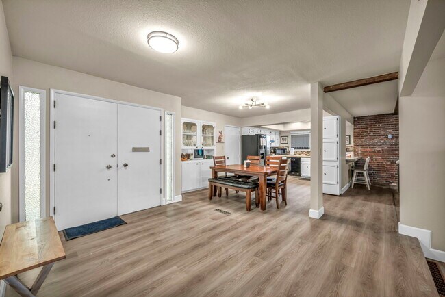 Building Photo - 1490 Foster Dr