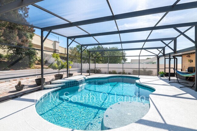 Building Photo - 4 Bedroom, 2 bathroom, 2 car garage, pool, backyard, close to Universal Studios and International...