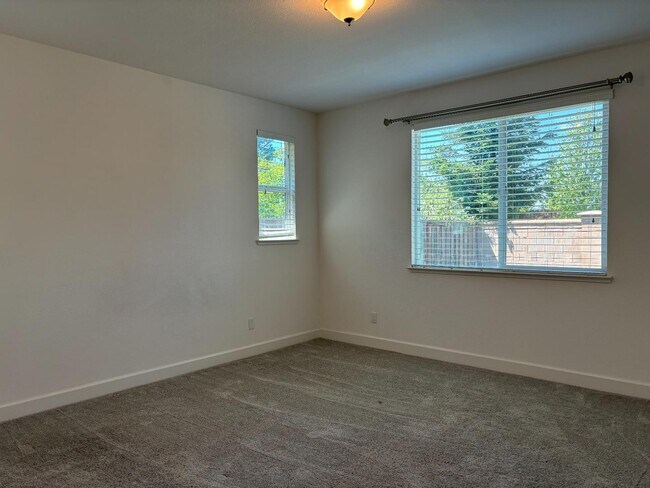 Building Photo - 402 Crimson Cir