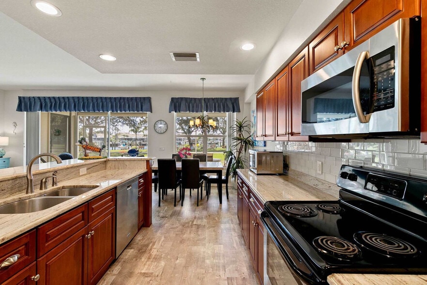 Building Photo - 285 Cays Dr
