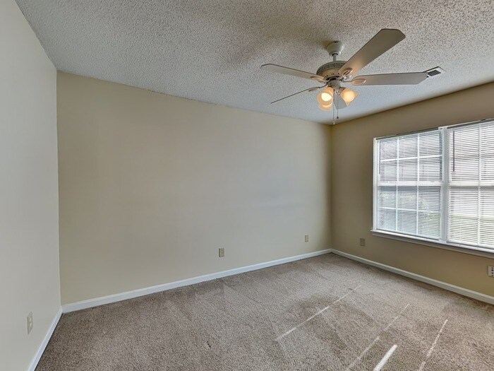 Building Photo - 114 Hampton Oaks Dr