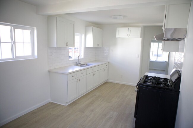 Building Photo - Newly remodeled house in a private locatio...