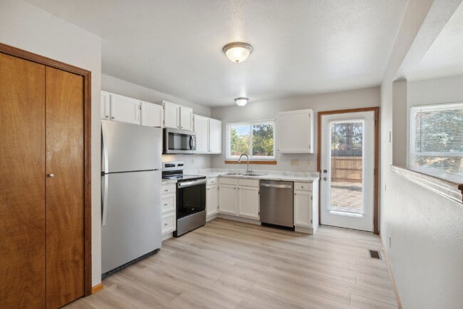 Building Photo - 8455 Ilex Dr