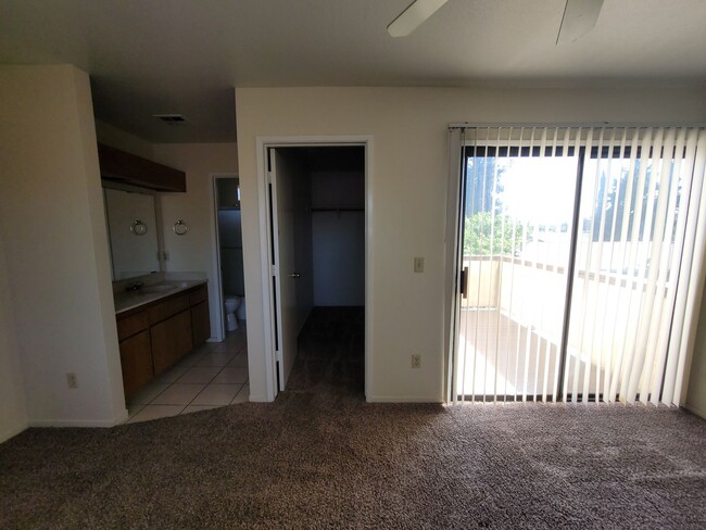 Building Photo - Available Now!! Delightful 2 bedroom, 2.5 bath condo!!