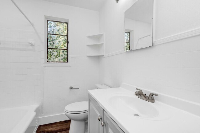 Building Photo - Bright & Updated 2BR Top Unit Duplex | White Kitchen & Stainless Appliances in Saint Petersburg