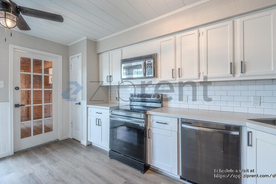 Building Photo - 2052 Lakeside Dr