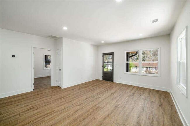Building Photo - 936 Byron Dr SW