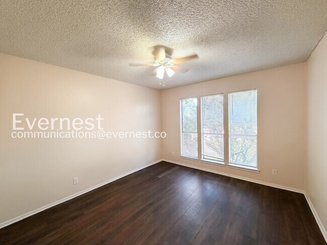 Building Photo - 3 Bed, 2 Bath Home with Fenced Yard & Garage / Pet-Friendly / Available Now!