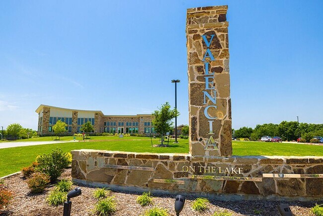 Building Photo - Luxury Home on the Lake - Resort Style Liv...