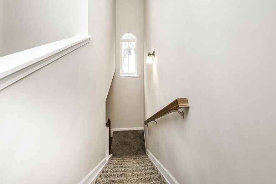 Building Photo - 713 Celeste Ln