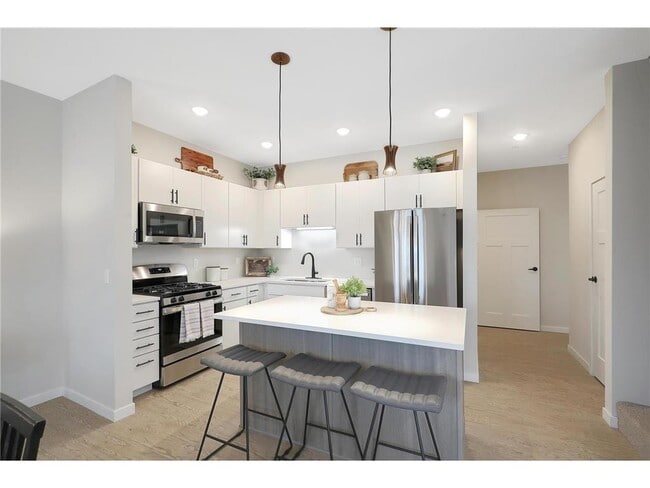 Building Photo - 4760 Ironwood Cir