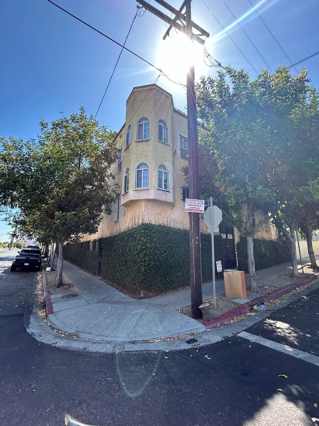 Building Photo - 1102 S Mariposa Ave