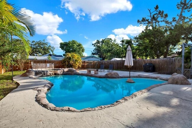 Building Photo - 5613 19th Ave S