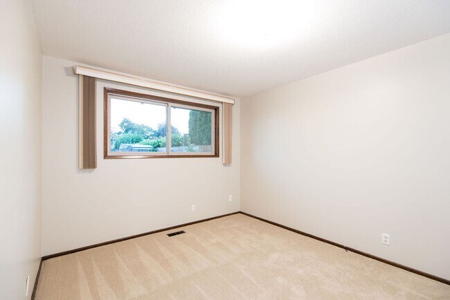 Building Photo - Immaculately maintained 3-bdr/1.5-bath ran...