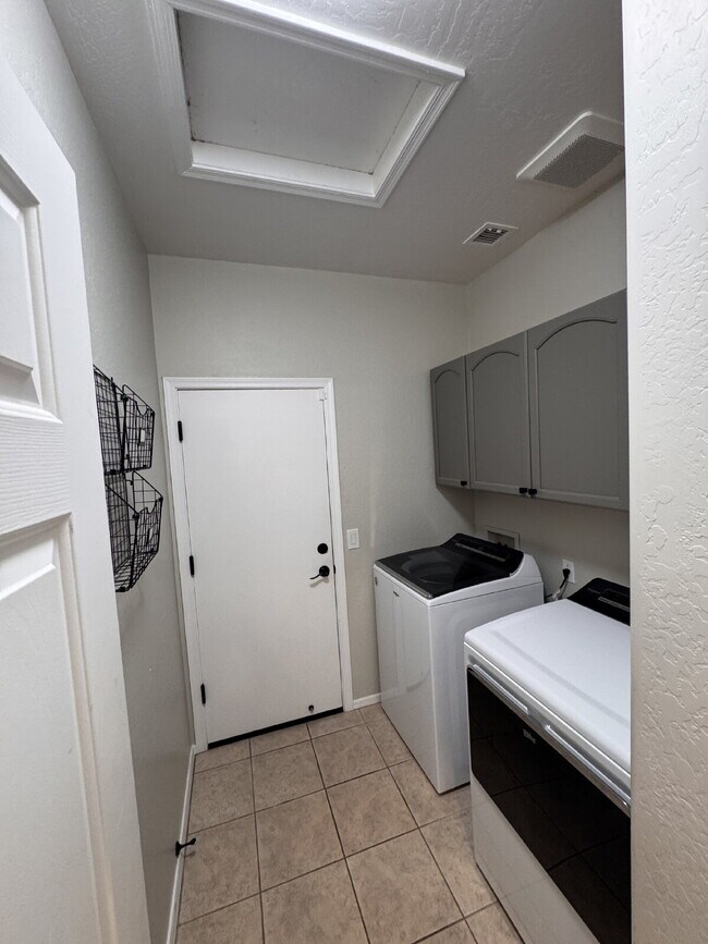 Building Photo - 30031 N Little Leaf Dr