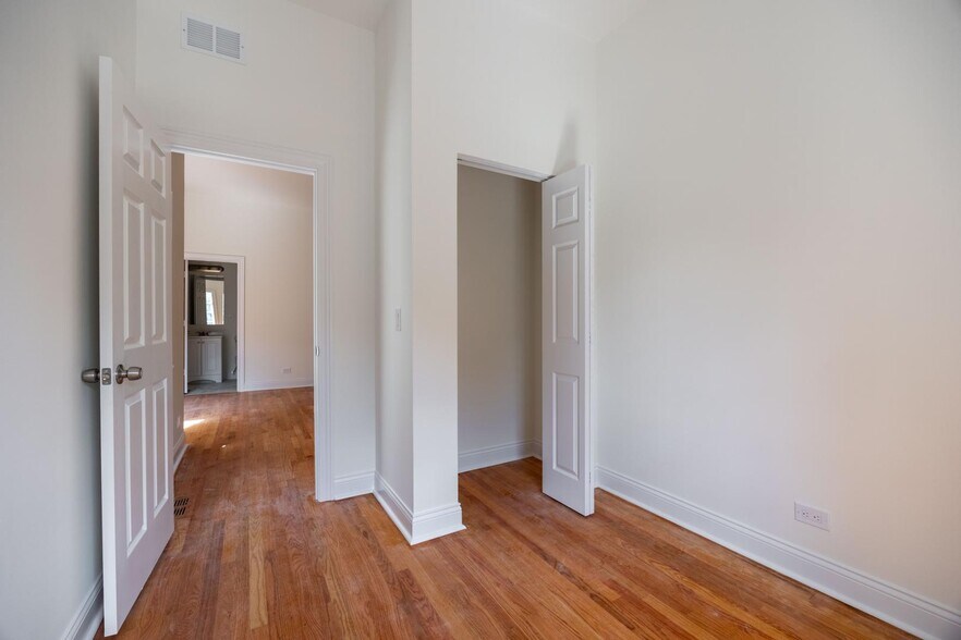Building Photo - 3117 N Harding Ave