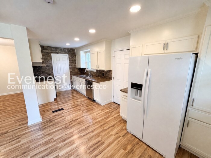 Building Photo - 4017 Meadow Rd