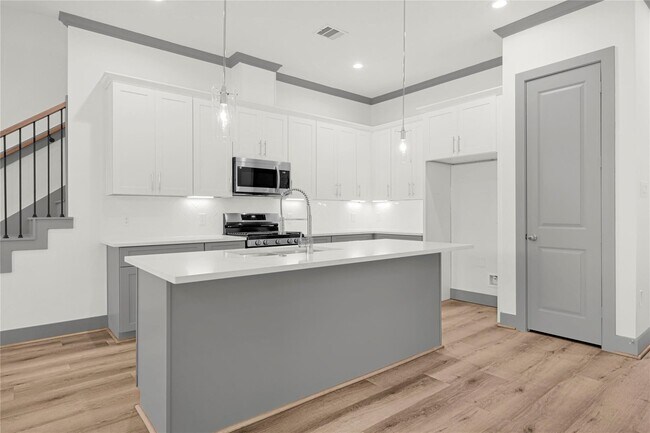 Building Photo - 4019 Stassen St