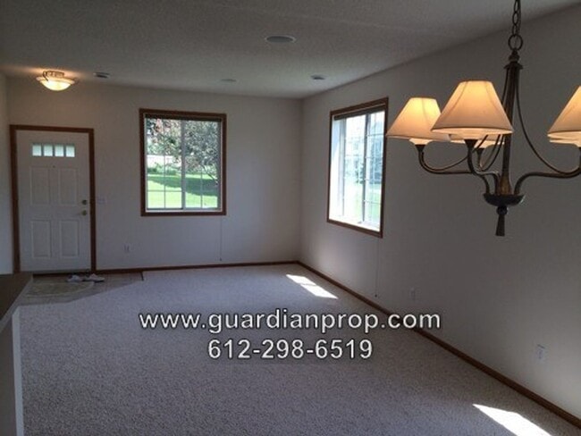 Building Photo - End Unit Townhouse for October 1 Close to ...