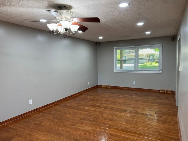 Building Photo - Recently Remodeled 3 Bed / 2 Bath near Mercy Hospital