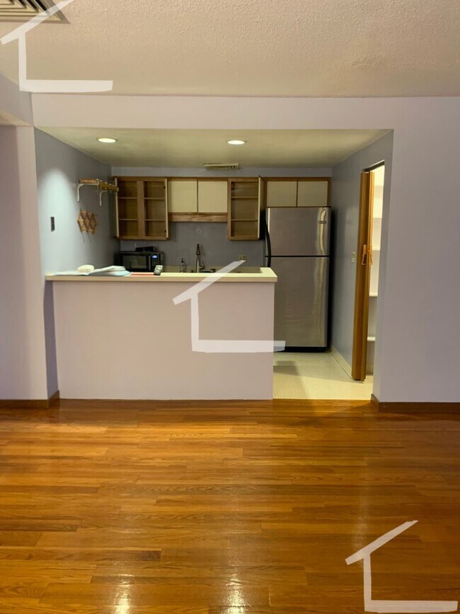 Building Photo - Coolidge Corner 1-Bed with Laundry in Unit...