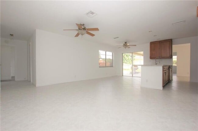 Building Photo - 1122 NW 82nd Ave