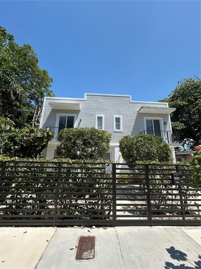 Building Photo - 3823 Thomas Ave