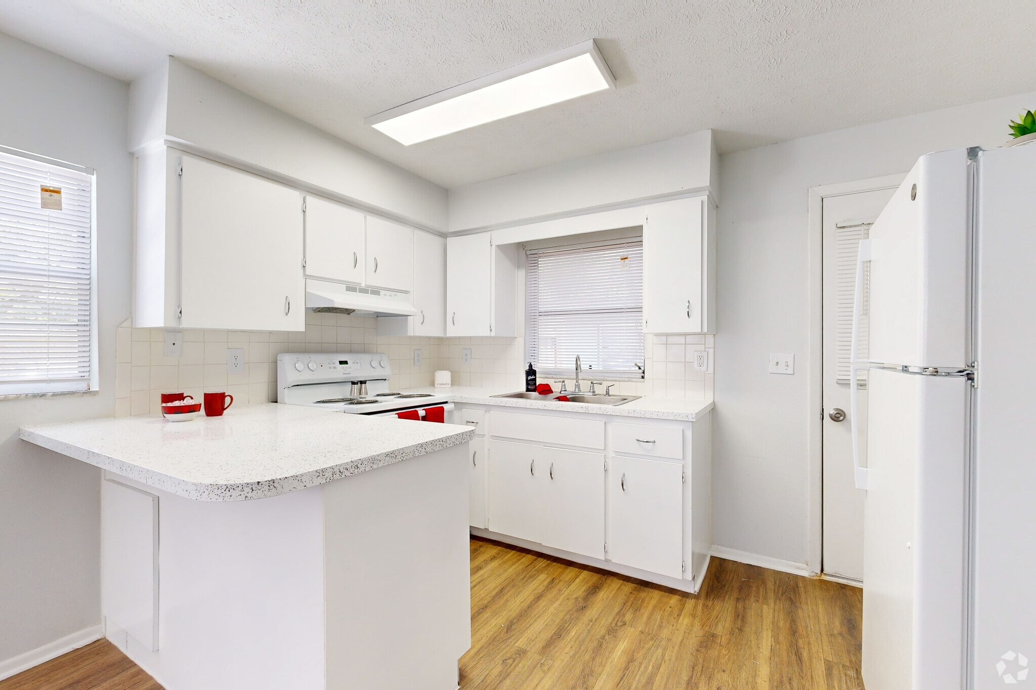 1BR, 1BA - 700SF - Kitchen - Julia Court Cottages