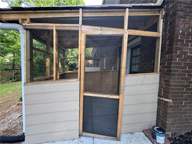 Building Photo - 5971 Robin Hood Ln