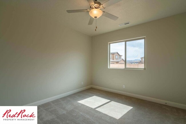 Building Photo - Beautiful Townhome in Hurricane Heights!