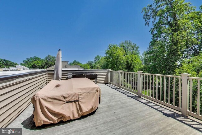 Building Photo - 5004 Oakmoore Dr