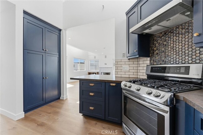 Building Photo - 1452 Loma Dr