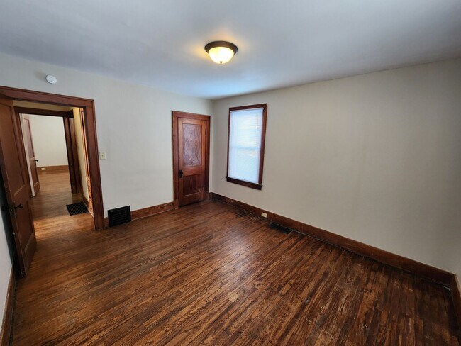 Building Photo - Great House in Rock Island  2 Bedroom