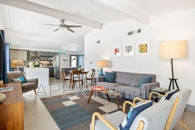 Building Photo - 915 E Racquet Club Rd