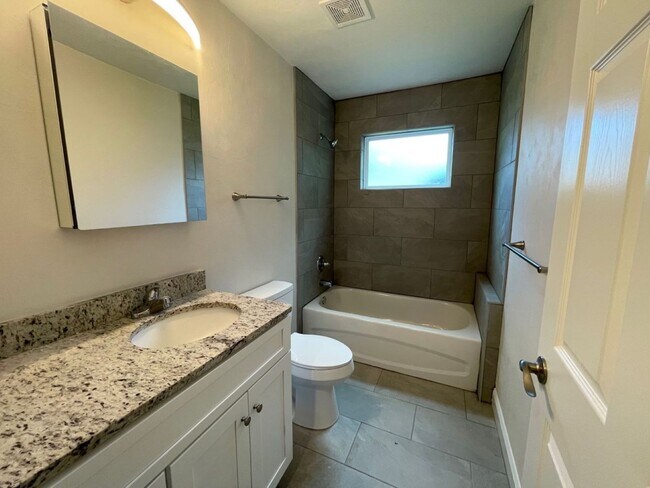 Building Photo - Newer 3/2 in Turkey Creek!