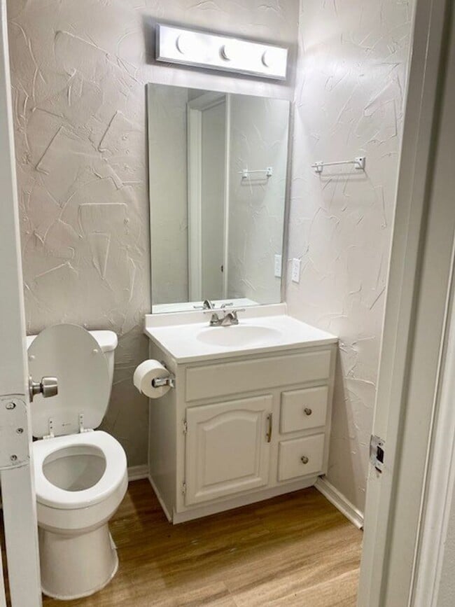 Building Photo - Charming Home located in a great neighborhood!