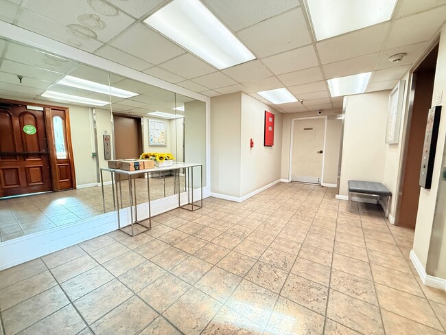 Building Photo - Stylish & Spacious 2-Bedroom Condo for Ren...