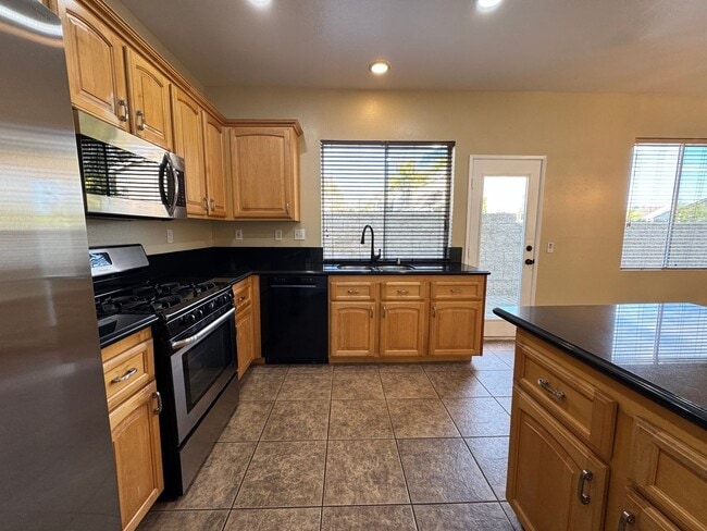 Building Photo - Immaculate 4Bd/2.5Ba Home with New Fridge, AC, Fenced Back Patio in Aliso Viejo!